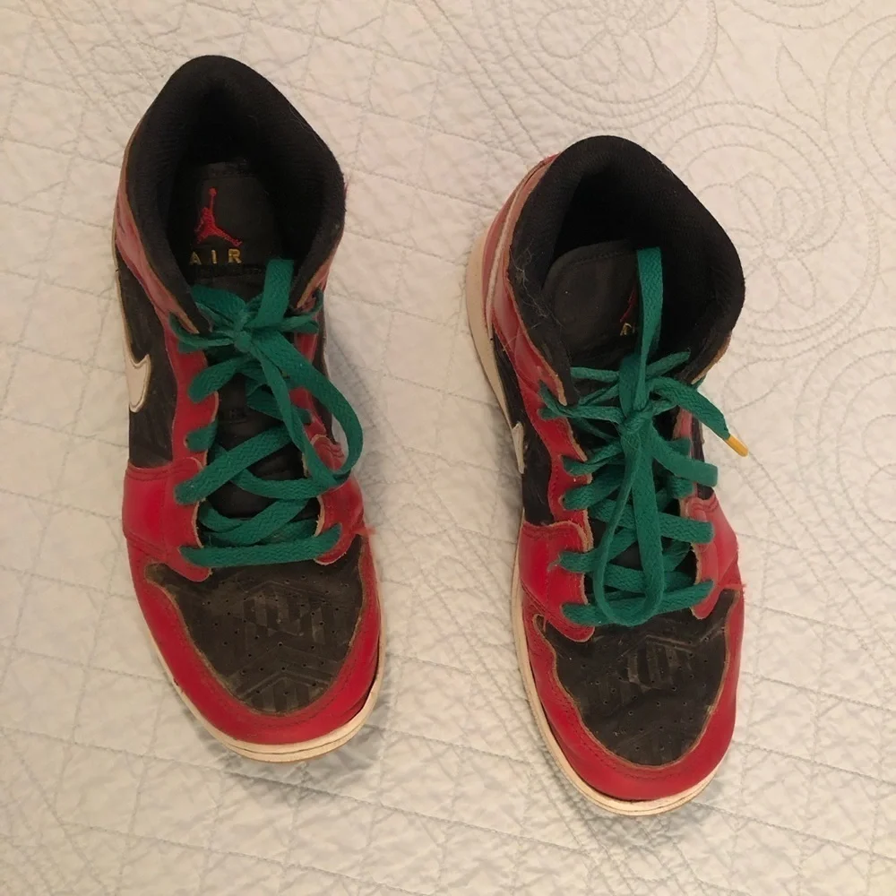 Nike Air Jordan 1 Mid SE Christmas (GS). Youth size 5.5.